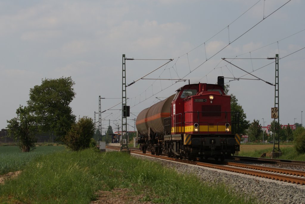 Bocholter Eisenbahn 203 006-2 mit zwei Kesselwagen in Neuss-Allerheiligen am 11.05.2011