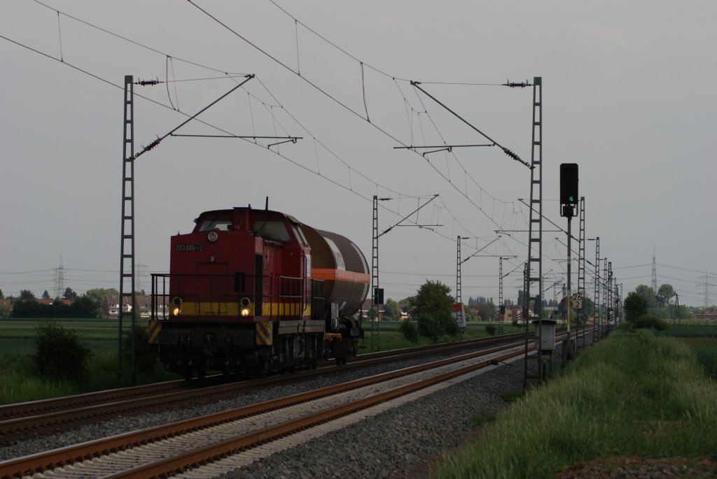 Bocholter Eisenbahn 203 006-2 mit einem Kesselwagen in Neuss-Allerheiligen am 11.05.2011