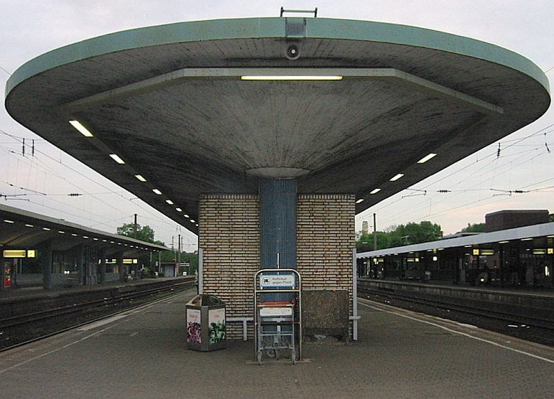 Bochum Hbf Bahnsteig / 19.05.2002, ca 20 Uhr