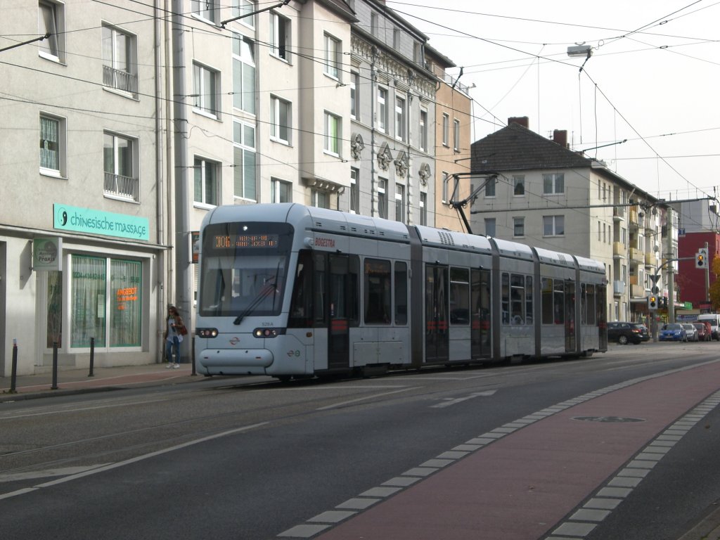Bochum: Straenbahnlinie 306 nach Wanne-Eickel Hauptbahnhof an der Haltestelle Bochum Brckstrae.(19.10.2012) 