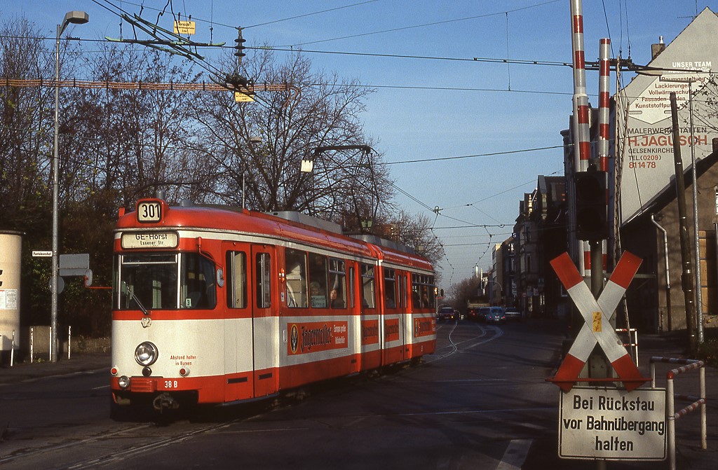 Bochum Tw 38 kreuzt die DB-Strecke Bottrop - Wanne-Eickel im Verlauf der Gelsenkirchener Bismarckstrae, 10.12.1991.