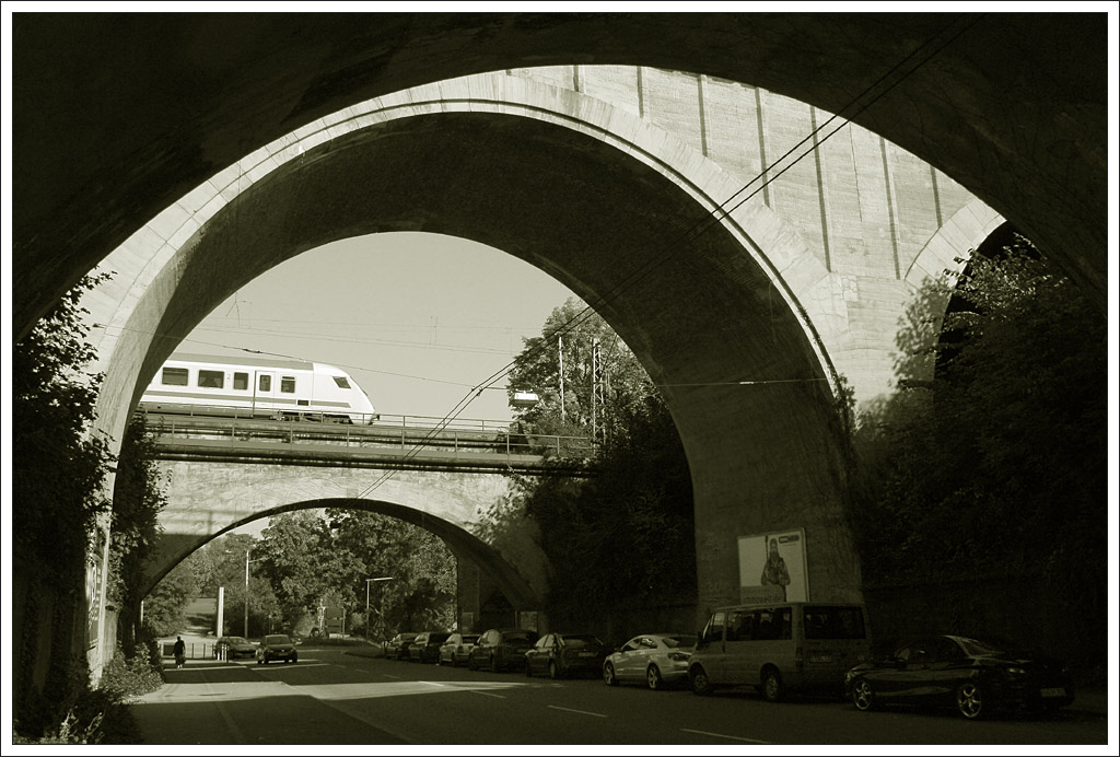 
Bögen - 

Für Stuttgart 21 müssten diese Bahnbrücken über die Goppeltstraße in Stuttgart-Nord fallen. Hierüber fahren alle nach/von Norden (Feuerbach und Gäubahn) ein und ausfahrende Bahnen. Nur die S-Bahn wird weiter hier fahren, aber vermutlich auf neuer tiefer liegenden Brücke. 

09.10.2010 (M) 