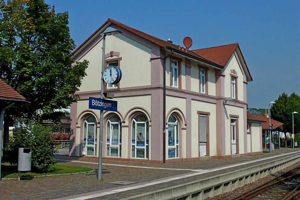 Btzingen, das Bahnhofsgebude an der Kaiserstuhlbahn, Aug.2012