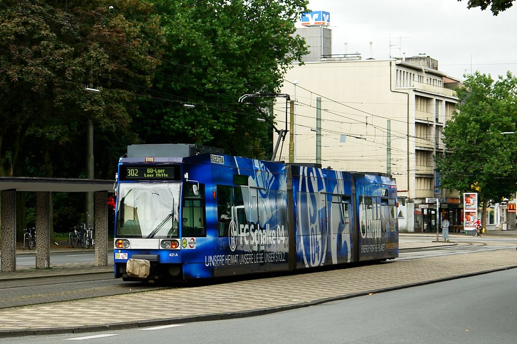 BOGE 421 in Gelsenkirchen Buer Rathaus mit der Linie 302 nach Bochum Laer mit Werbung fr Gazprom und FC Schalke 04.