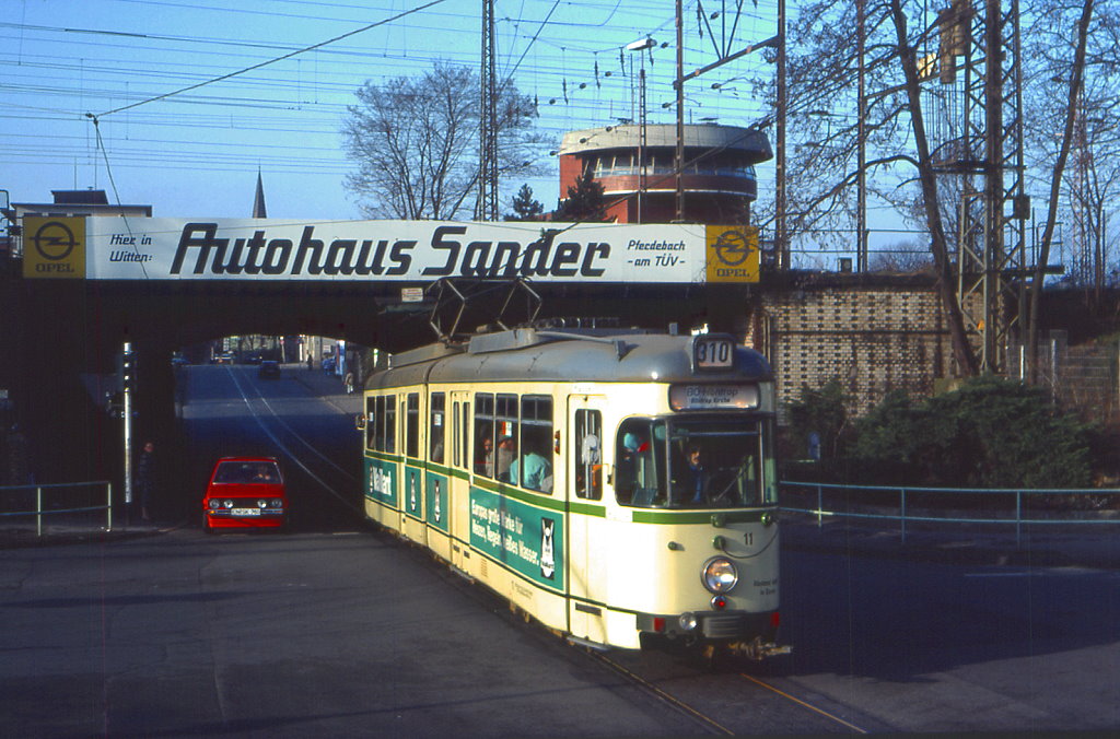 Bogestra Tw 11 soeben das Gleisvorfeld des Wittener Hauptbahnhofs unterquert, 12.01.1989.
