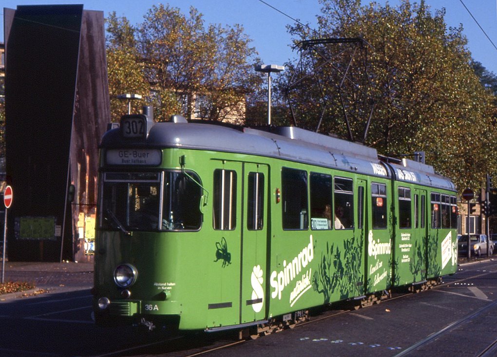 BoGeStra Tw 36 mit Ganzreklame am Bochumer Hauptbahnhof, 28.10.1993.