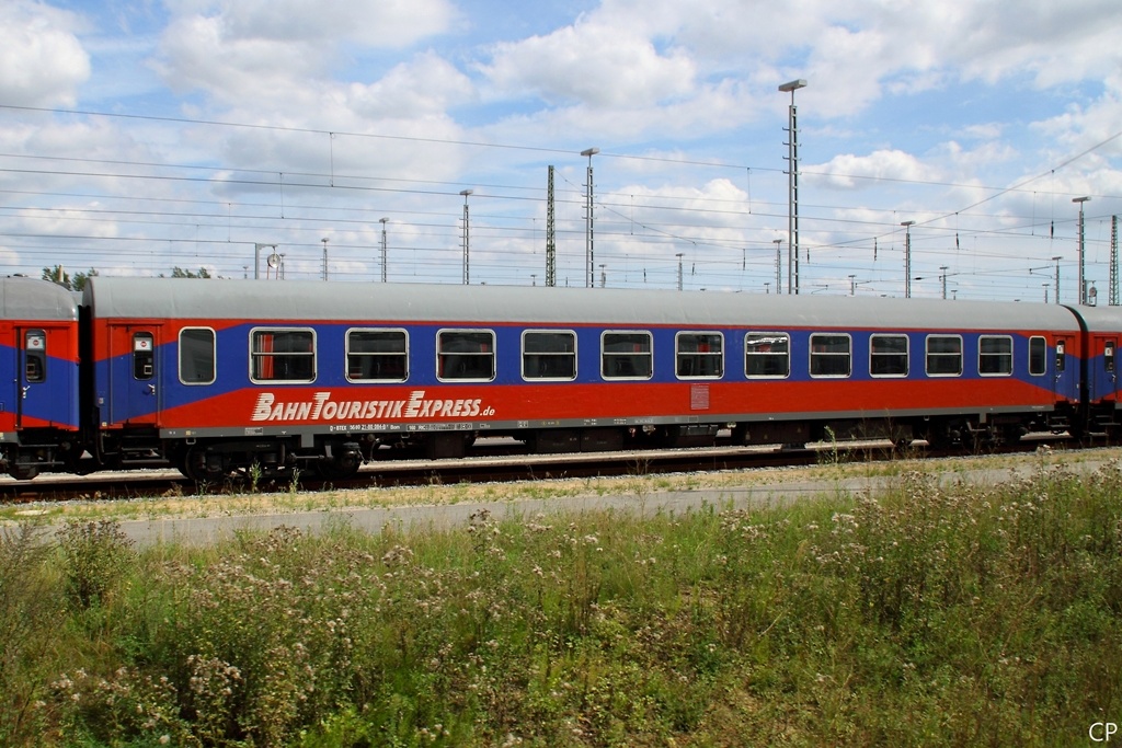 Bom 21-80 084-8 von BahnTouristikExpress steht am 21.8.2010 im Bw Rostock.