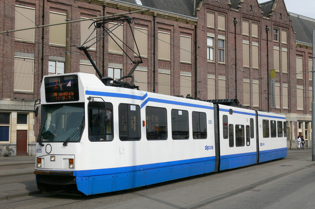 Bombardier 12G 825 von GVB Amsterdam, aufgenommen 25.04.2009 am Hauptbahnhof