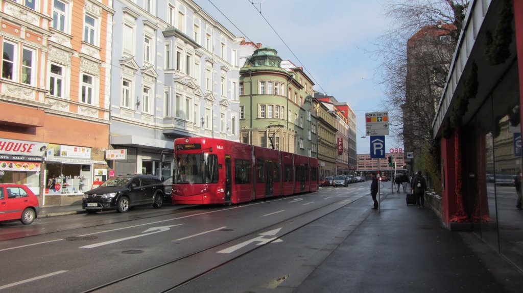 Bombardier Flexity der IVB als Tram 3 (Anichstra�e/Rathausgalerien-Amras) bei der Triumphpforte in Innsbruck am 8.12.2012.