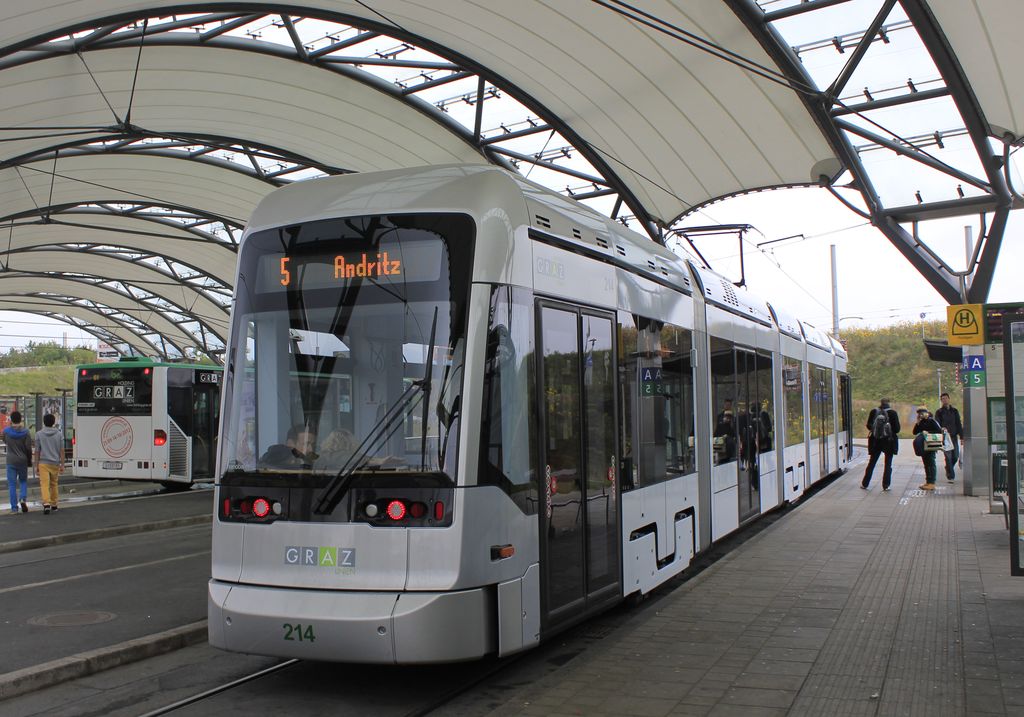 Bombardier Flexity Outlook C (214) der Straenbahn Graz in Puntigam, vor der Abfahrt in Richtung Andritz. 13.10.2012