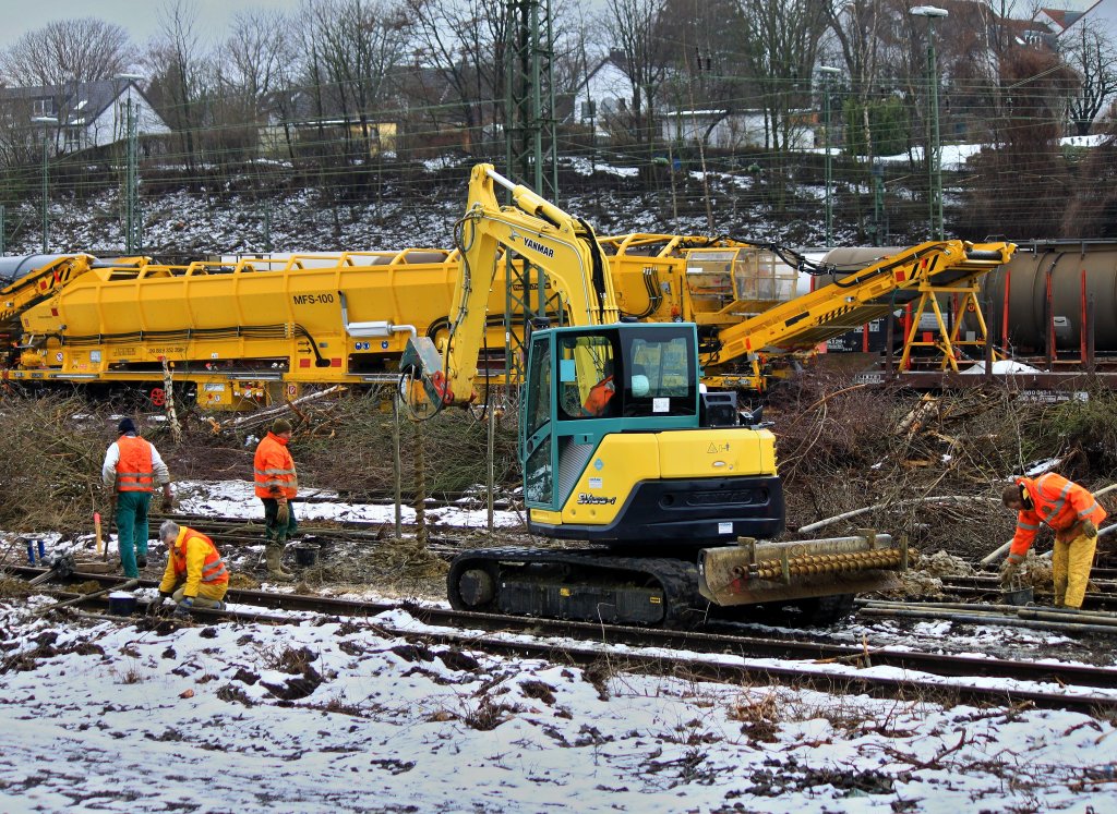 Bombensuche am 14.02.2012 in Aachen West. Bei der  Flchenfreisetzung  des Gelndes wurden bereits die Birken in den alten Gleisen gefllt, nun wird der Boden in bis zu 8m Tiefe mit Hilfe eines 10to. Baggers mit Bohrer nach Kampfmittel abgesucht. Der Bahnhof wurde im zweiten Weltkrieg von den Alliierten stark bombadiert, der eine oder andere Blindgnger wird hier noch vermutet. Die neuen MFS-100 im Hintergrund haben mit dieser Baustelle nichts zu tun, sie warten auf ihre Weiterfahrt nach Belgien.