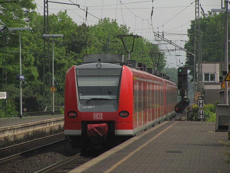 Bonn, Bad-Godesberg, 1.06.2010. 425-528-7 als ein Zug der Linie RB48