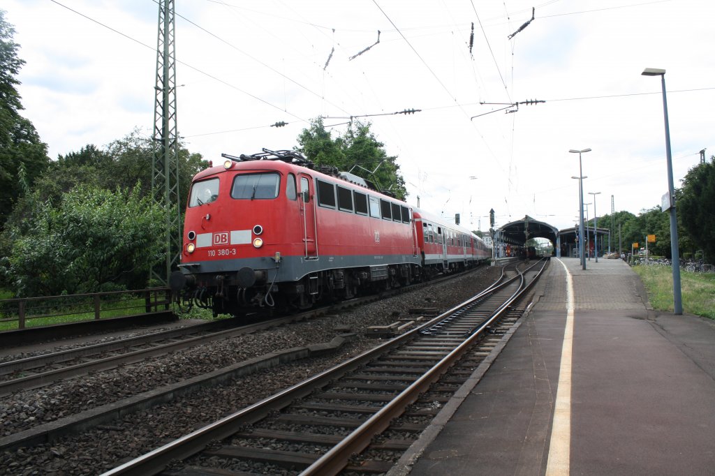 
Bonn Hbf, Gleis 1, dem 16.7.09, 110 380-3 mit einer RB 48 bei der Ausfahrt Richtung Bonn-Mehlem.  



