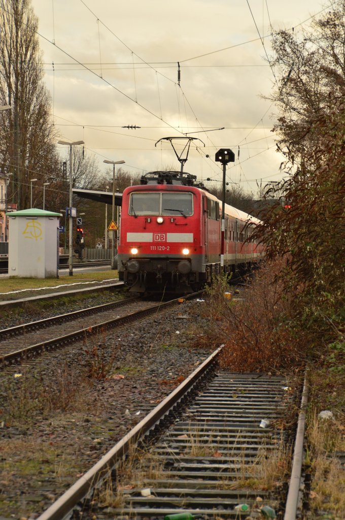 Bonn-Mehlem. Mit einer RB steht die 111 120-2 am Bahnsteig bereit in Richtung Kln Hbf. Sonntag 16.12.2012