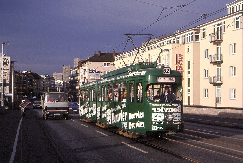 Bonn SWB Tw 235 auf der Kennedybrcke, 07.02.1990.