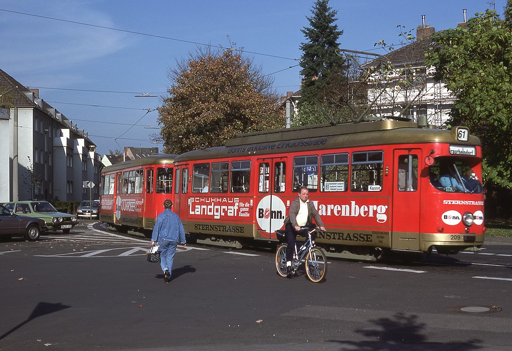 Bonn Tw 209 mit Bw 289 am Hindenburgplatz im Verluf der Hausdorffstrae, 22.10.1988.