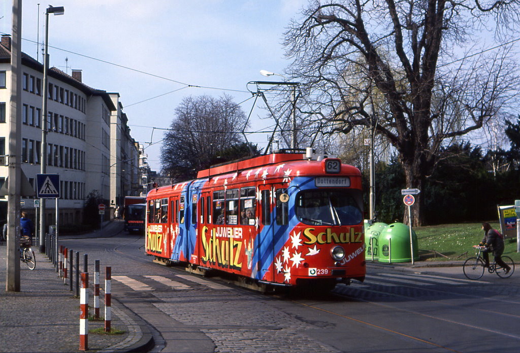 Bonn Tw 239 in der Quantiusstrae kurz nach Verlassen der Unterfhrung am Hauptbahnhof, 19.02.1990.