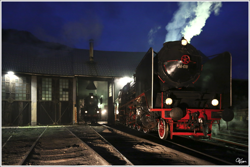 Borsig SZ 06-018 (Baujahr 1930) und 33-037 bei den Vorbereitungen fr die Sonderfahrt nach Nova Gorica. 
Heizhaus Jesenice 10.11.2012