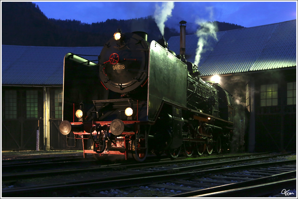 Borsig SZ 06-018 (Baujahr 1930) Vorbereitungen fr die Sonderfahrt nach Nova Gorica. 
Heizhaus Jesenice 10.11.2012