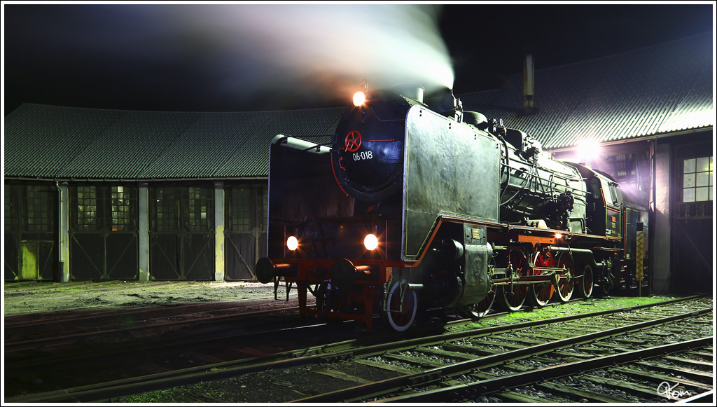 Borsig SZ 06-018 (Baujahr 1930) beim Anheizen im Heizhaus Jesenice. An nchsten Tag fuhr sie gemeinsam mit der 33-037 einen Sonderzug von Jesenice nach Nova Gorica. 9.11.2012 