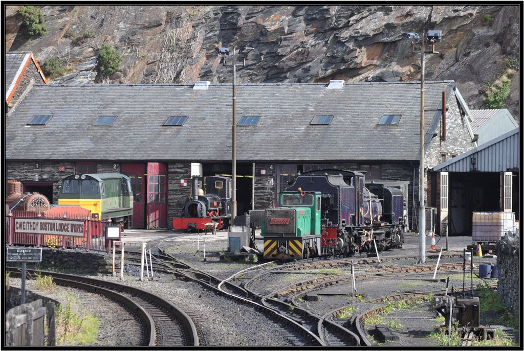 Boston Lodge, Lokdepot der Ffestiniog Railway mit diversen Diesel- und Dampfloks. (07.09.2012)