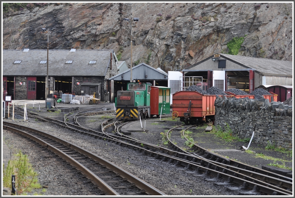 Boston Lodge works ist die Hauptwerksttte der Ffestiniog Railway in Porthmadog. Wie so manche Loks der Welsh Highland Railway stammen auch die beldenen Kohlewagen aus Sdafrika. (04.09.2012)