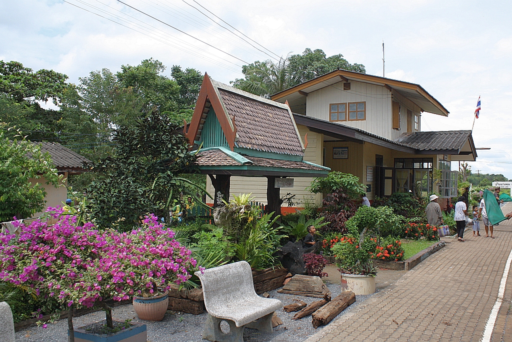 Botanischer Garten oder Bahnhof? - Liebevoll gepflegte Anlage des Bf. Ban Nang Long am 27.Oktober 2010.