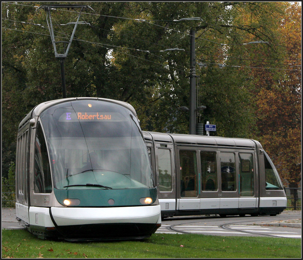 Both sides - 

Bei Bahnfahrzeuge bietet es sich an, diese so zu Fotografieren, dass beide Seiten zu sehen sind. Hier biegt eine Eurotram am Europäischen Gerichtshof für Menschenrechte in Straßburg von der Haltestelle 'Droits de l'Homme' in die 'Avenue de l'Europe' ab.

30.10.2011 (M)