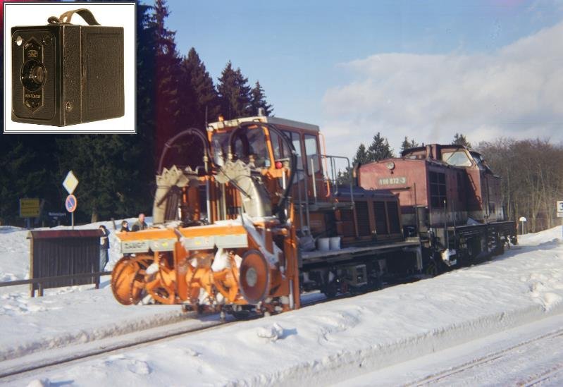 Box-Kameras, wie die Zeiss Icon Box Tengor 54/2 von 1931, eignen sich durch ihre hohe Verschlusszeit von 1/30 nicht zum Fotografieren von bewegenden Objekten. Obwohl 199 872 mit der Schneefrse in langsamer Fahrt Drei-Annen-Hohne verlsst, hat der Zug schon eine unschrfe. 6x9 Farbnagativ auf Rollfim 120, ISO 400. Belichtzeit 1/30, Blende 18.