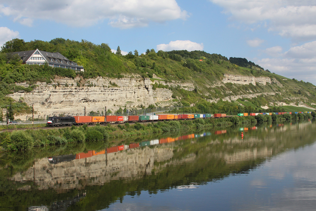 BoxXpress 182 562 mit einem Containerzug am 02.08.2011 in Retzbach-Zellingen im Maintal.