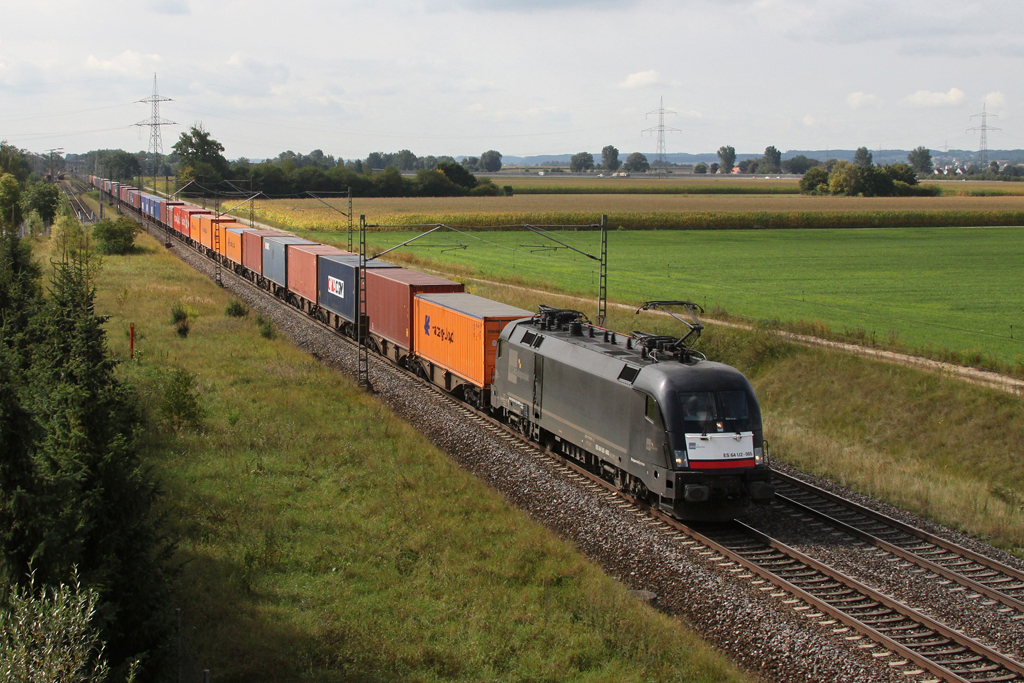 BoxXpress 182 565 mit einem Containerzug am 30.08.2011 bei Herbertshofen.