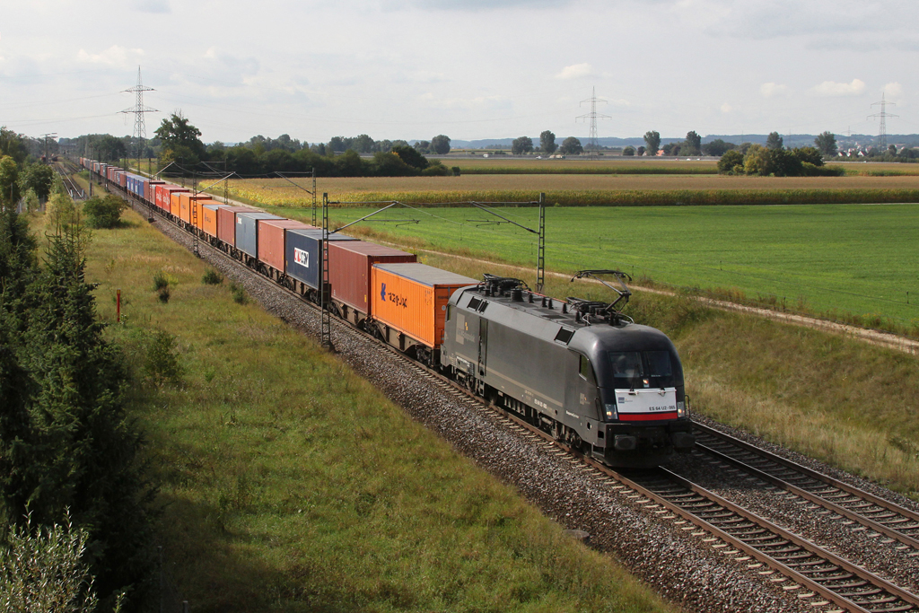 BoxXpress 182 565 mit einem Containerzug am 30.08.2011 bei Herbertshofen.