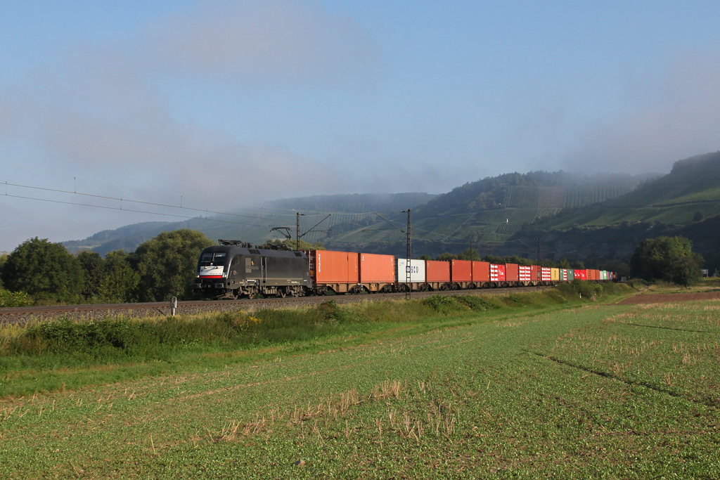 BoxXpress 182 565 mit einem Containerzug am 20.08.2011 bei Himmelstadt im Maintal.