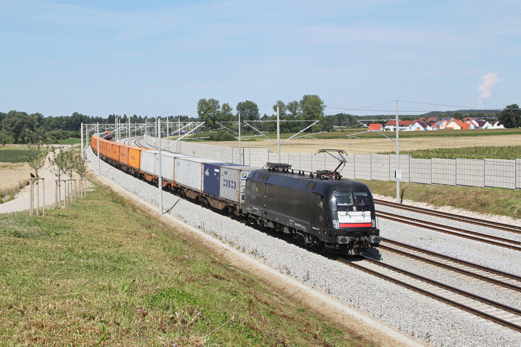 BoxXpress 182 571 mit einem Containerzug am 26.07.2011 bei Hattenhofen.