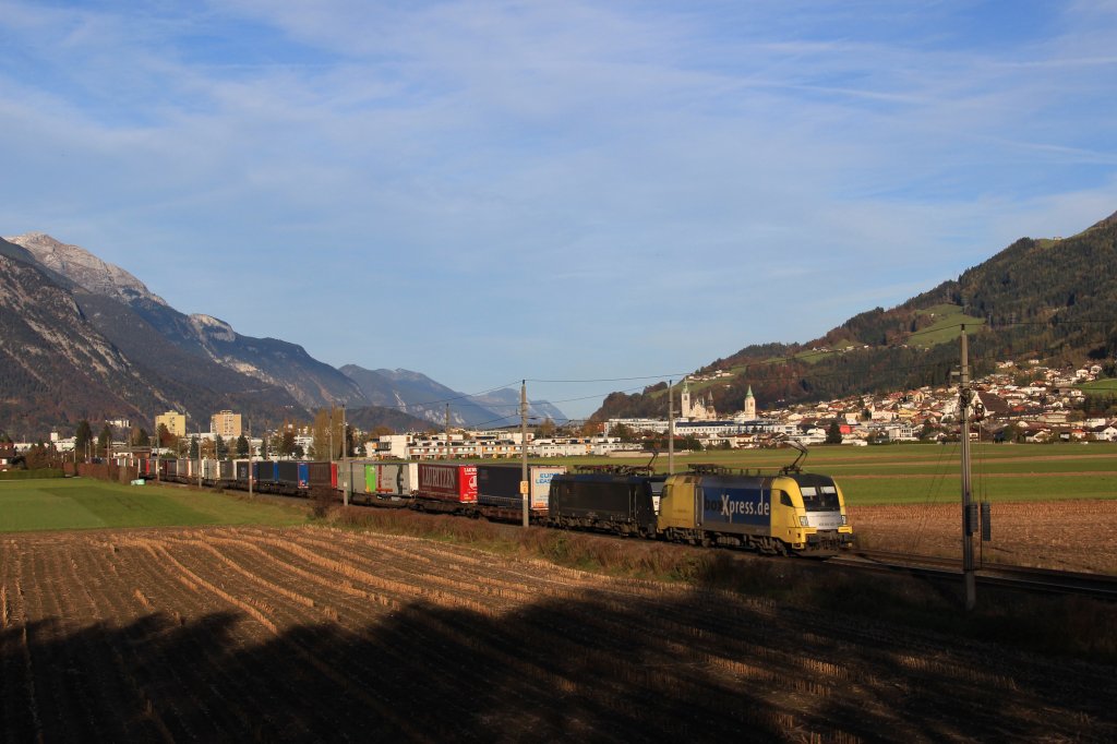 boxXpress bei TXL :
Am 03.11.12 ziehen ES 64 U2 025 und eine MRCE 189, beide angemietet von TXLogistik, einen KLV durch Schwaz im Inntal.
