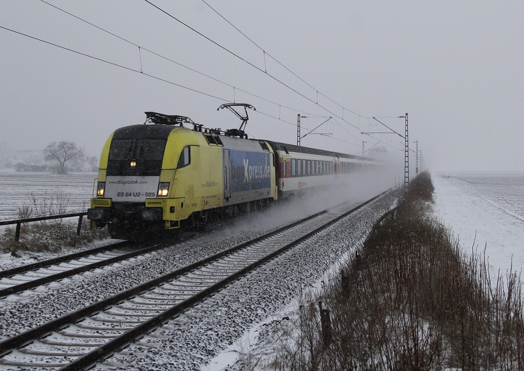 BoxXpress Taurus ES 64 U2 025 war am 12.03.2013 mit dem EC 6 Chur - Hamburg Altona bei Bobenheim-Roxheim