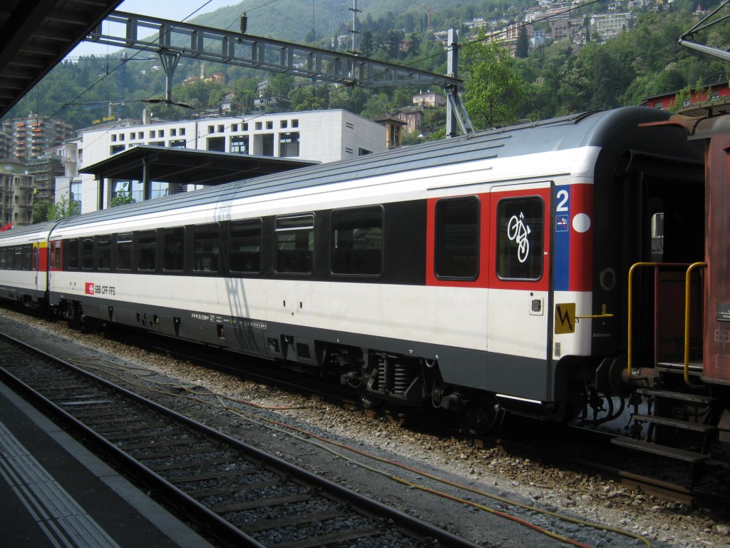 Bp 50 85 20-73 008-8 abgestellt in Locarno. Diese Wagen verkehren Fahrplanm�ssig schon seit einiger Zeit nicht mehr ins Tessin, 22.04.2011.