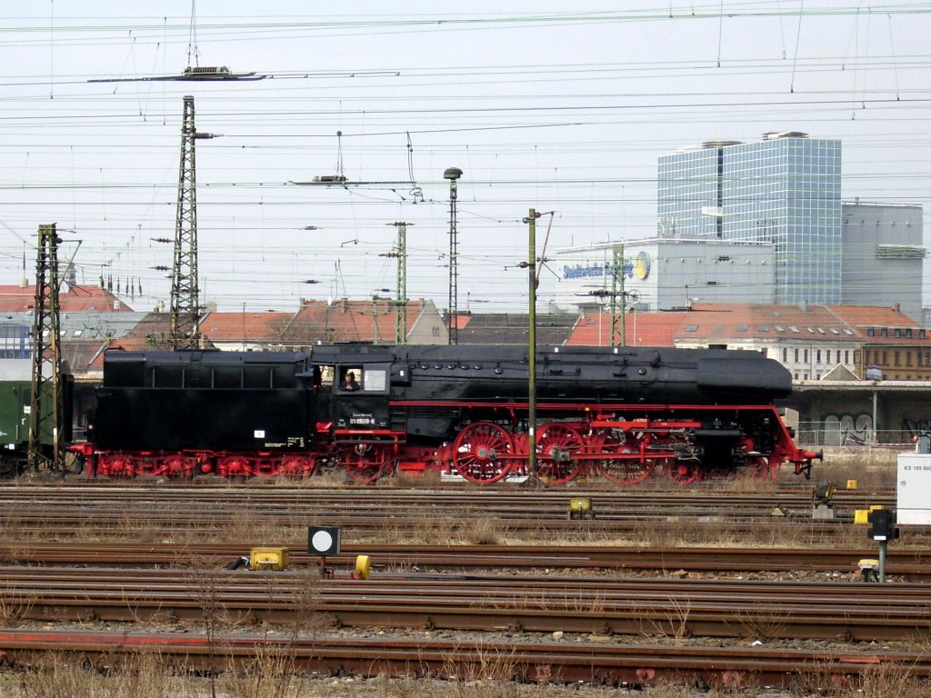 BR 01 0509-8 als Zugschlu bei Ankunft in Leipzig-Hbf. am 26.03.2010