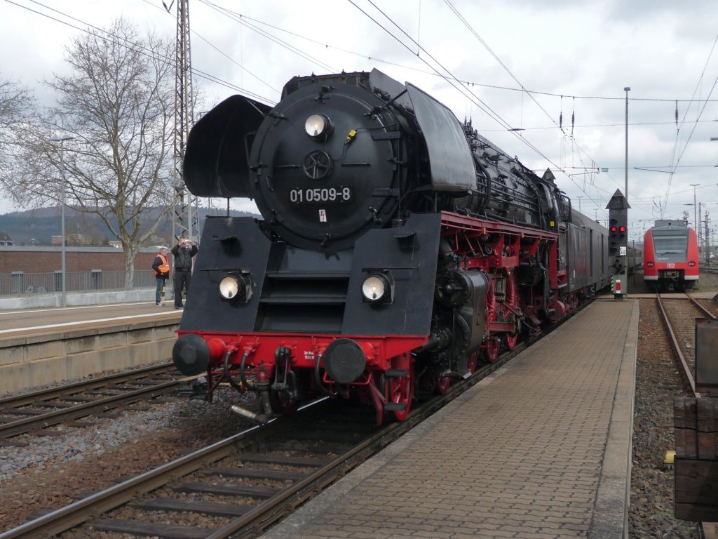 BR 01 0509 mit Sonderzug bei der Einfahrt in Trier HBf