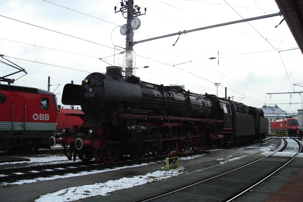 BR 01-1066 auf einen Besuch anllich einer Adventfahrt der Eisenbahnfreunde Ulm , in Salzburg. Im Hintergrund ist eine Taurus 1116 und neben der Dampflok eine 1044 zu erkennen.   12.12.09