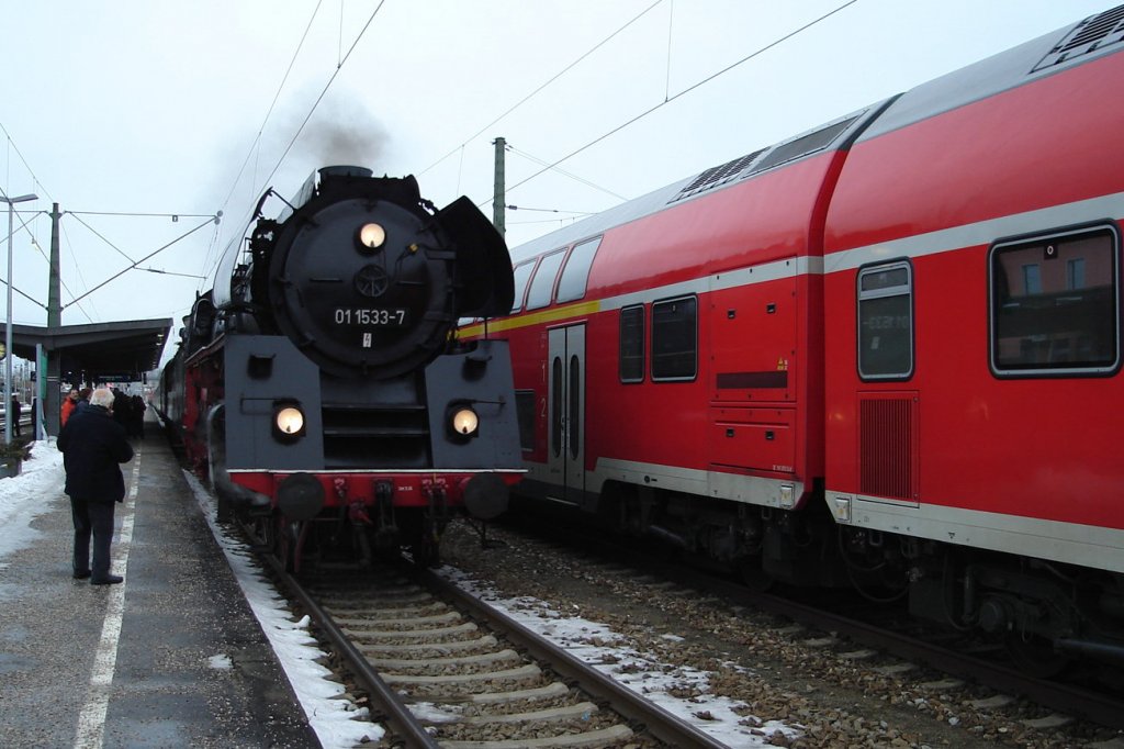 BR 01 1533-7 in Freilassing, kurz vor der Abfahrt zur Winterdampfreise ber die Alpen  8.1.2011
