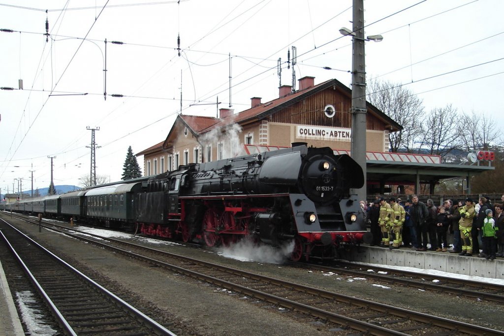BR 01 1533-7 in Golling-Abtenau beim Halt zum Wassertanken. 8.1.2011