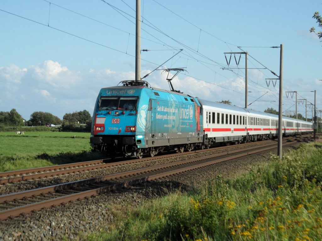 Br 101 016-4 rauschte am 15.08.2011 mit ihrem IC 135 mit 45 minuten Versptung an der Bahnstrecke zwischen Leer und Emden durch.
Bild: Andreas Eckmann