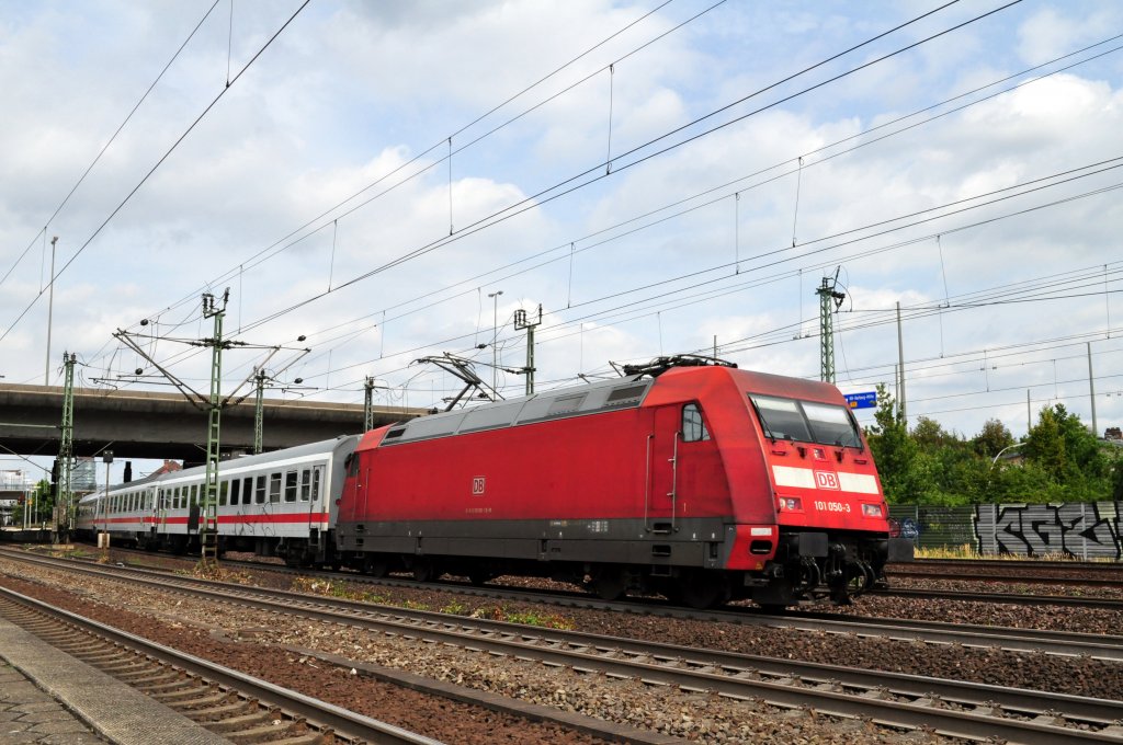 BR 101 050 mit IC bei der Ausfahrt von Hamburg-Harburg am 04.08.2010