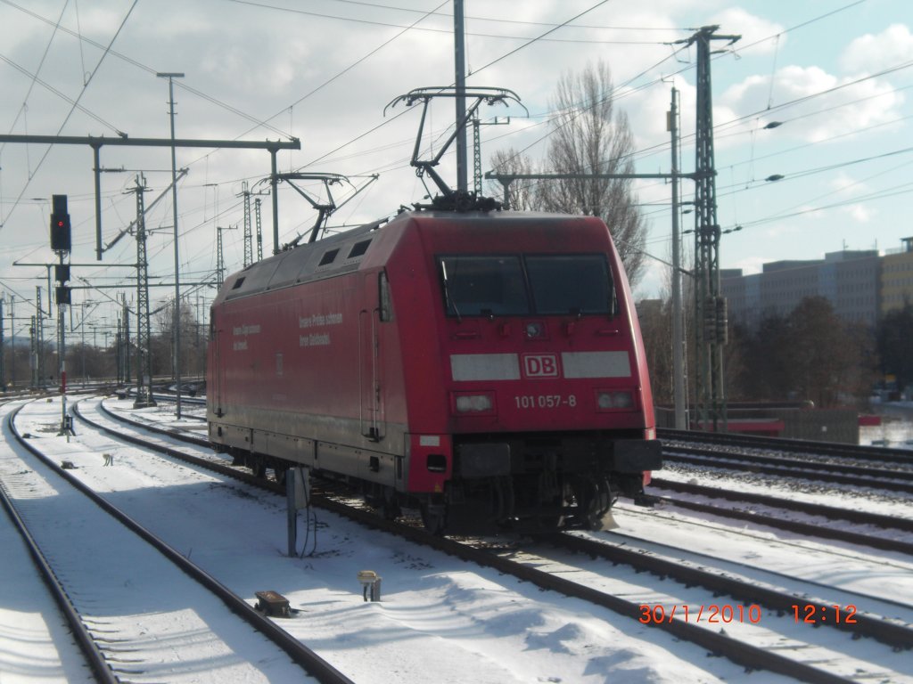 BR 101 057-8 steht auf dem Abstellgleis am Dresdner Hbf und wartet auf Ihren nchsten Einsatz. Aufnahme: 30.01.2010