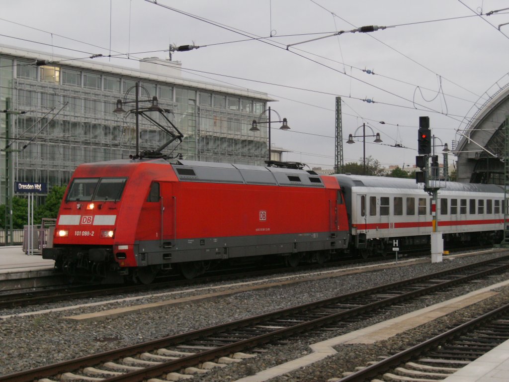 BR 101 095-2 mit IC nach Frankfurt am 04.05.2010 in Dresden Hbf.