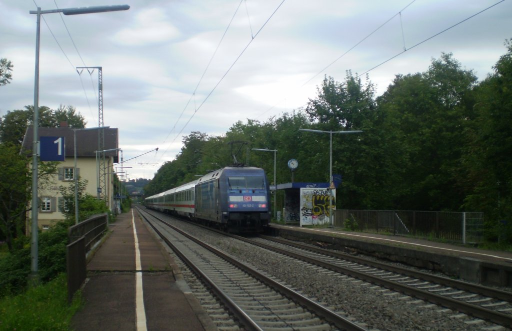 Br 101 102 mit ihrem IC (Basel SBB-Nrnberg Hbf) hier bei der Durchfahrt von Freiburg St. Georgen. 