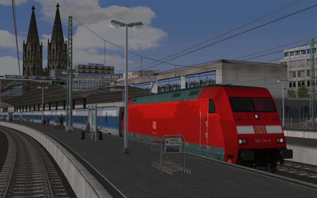 BR 101 113-9 steht mit den Nachtzug an einem sommerlichen Abend im Bahnhof Friedrichshhe bereit.