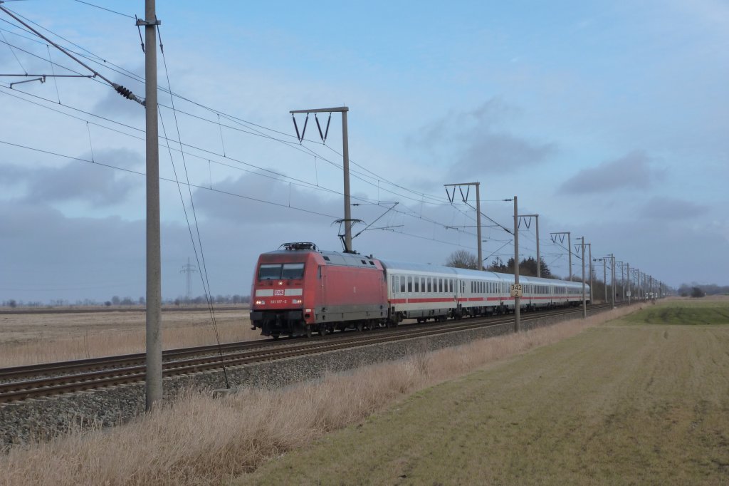 Br 101 117-0 mit dem IC 133 nach Norddeich Mole bei Petkum am 25.02.2012.