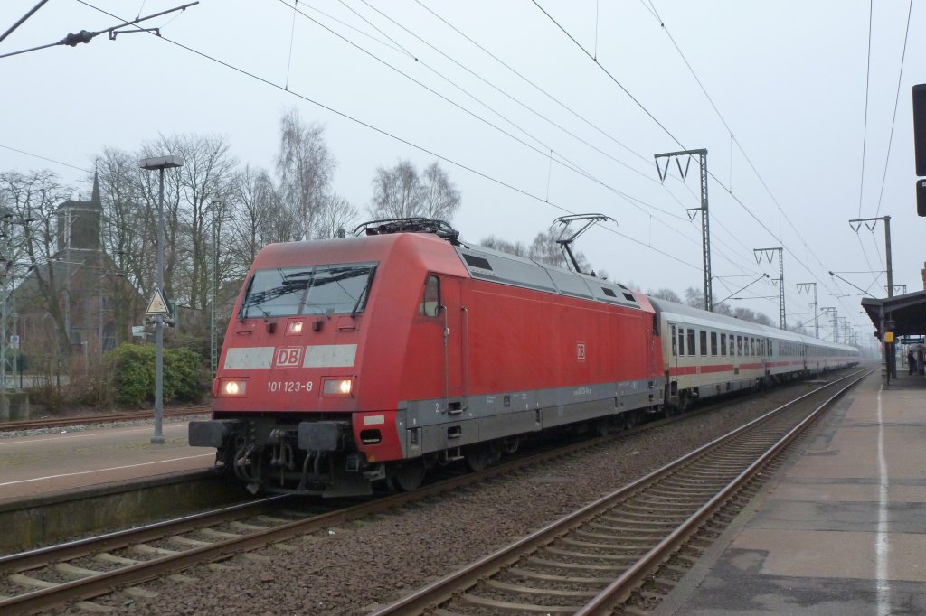 Br 101 123-8 mit dem IC 135 nach Norddeich Mole am 02.03.2012 beim halt in Leer(Ostfriesl).